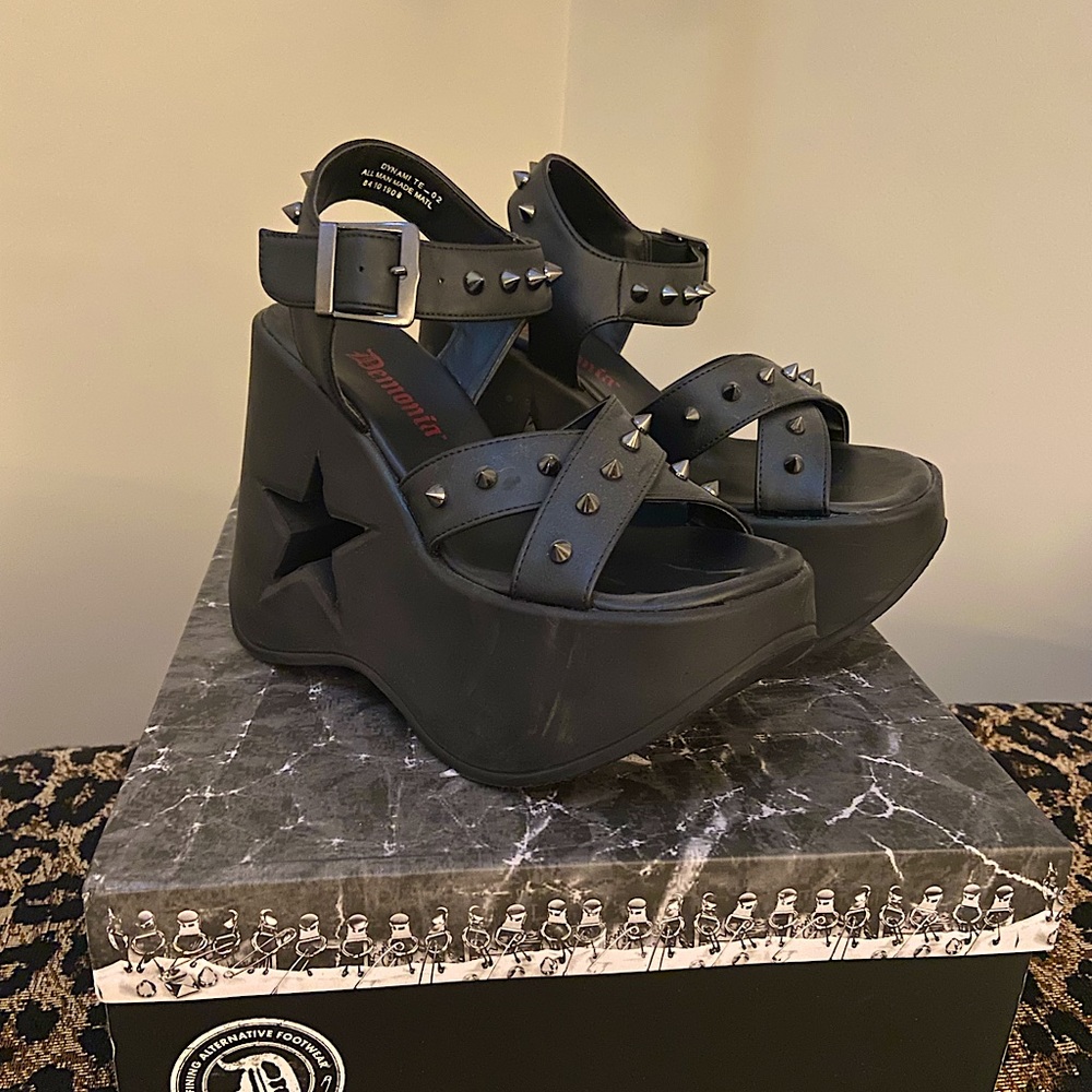 Demonia Dynamite 02 platform sandals